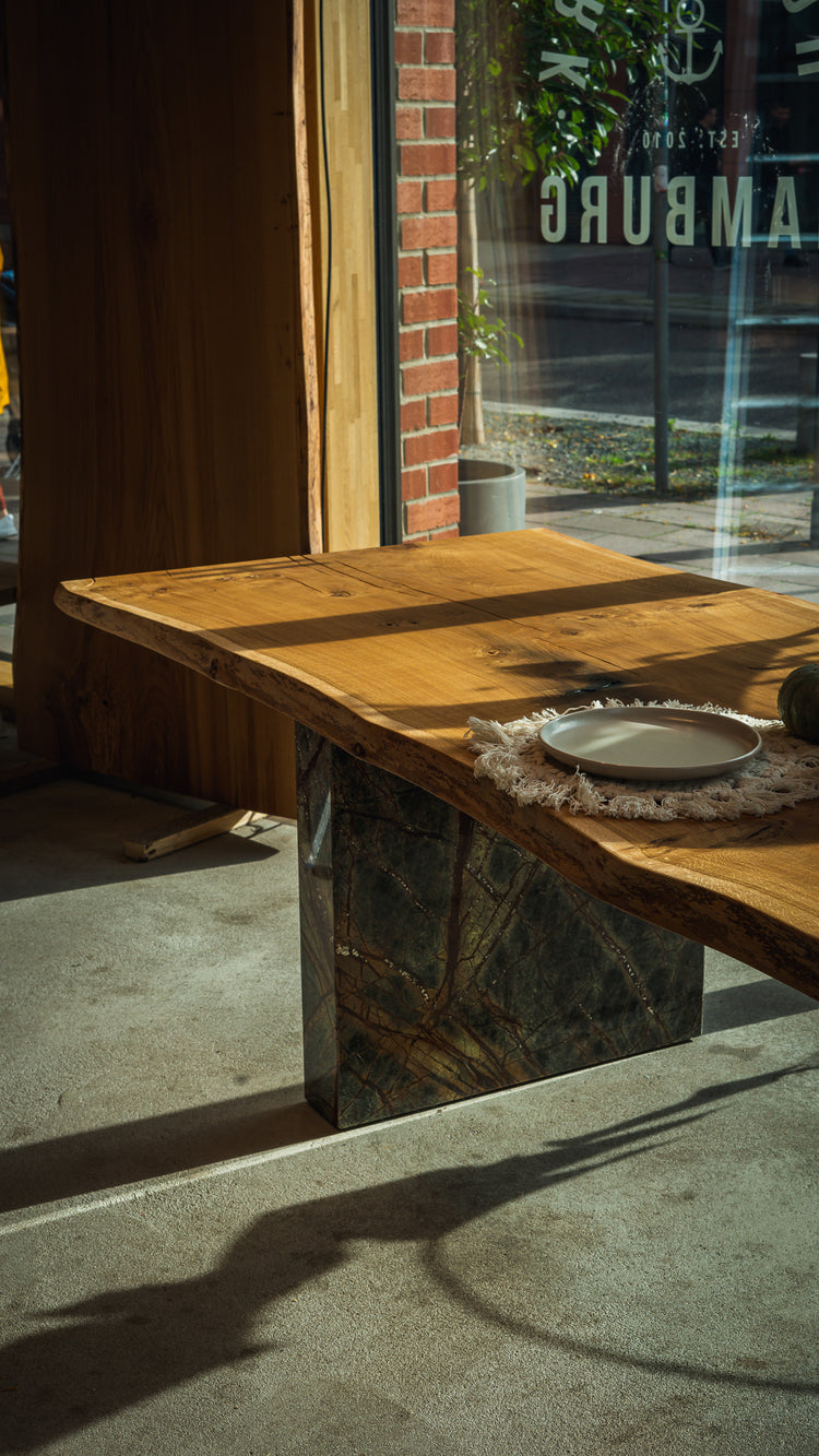 Monolith Esstisch Massivholz aus einem Stück | Tisch Marmor | Massivholztisch individuell | Designtisch