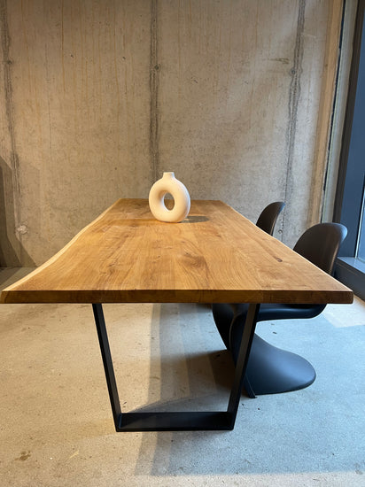 Esstisch mit Baumkante, Wunderschöner Massivholztisch aus Eichenholz in Wunschgröße 