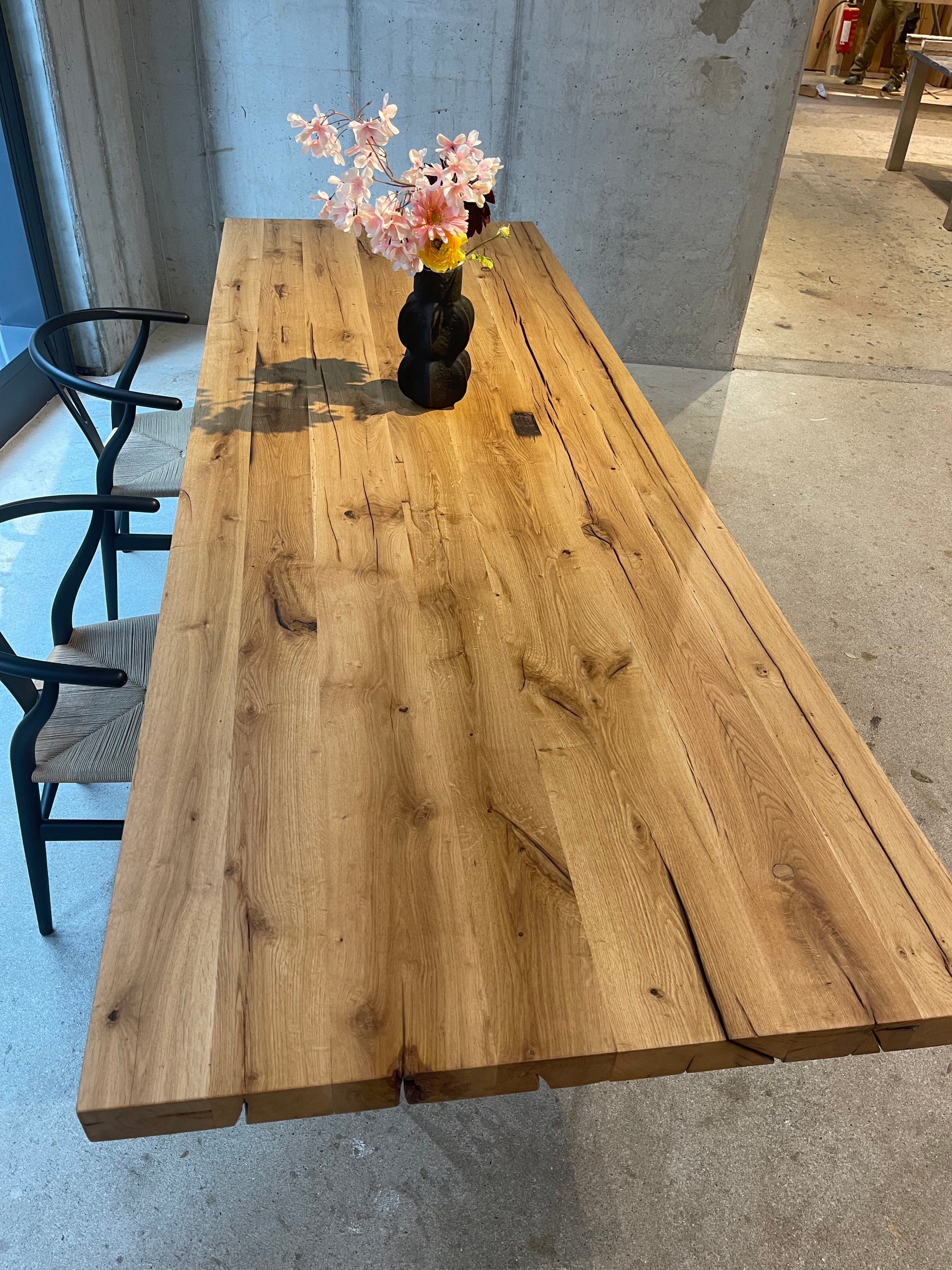 Design-Tisch aus massiver Eiche und hochwertigem Naturstein