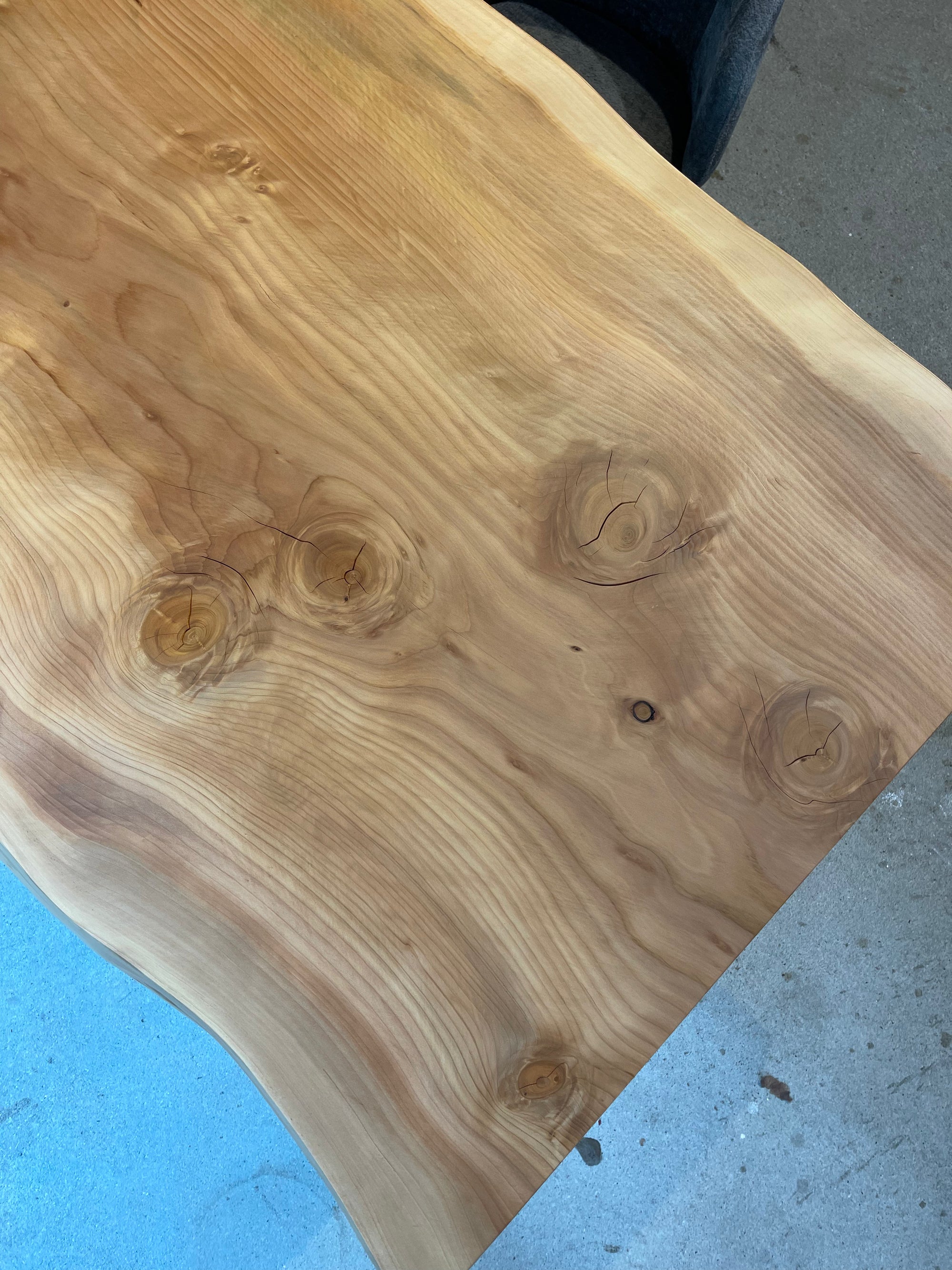 Massivholztisch aus einem Stück Zedernholz
