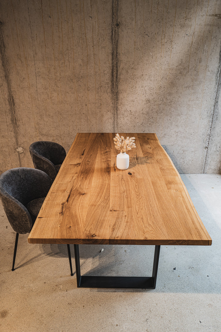 Eichentisch nach Maß | Tisch Eiche mit Baumkante | Tischgestell schwarz