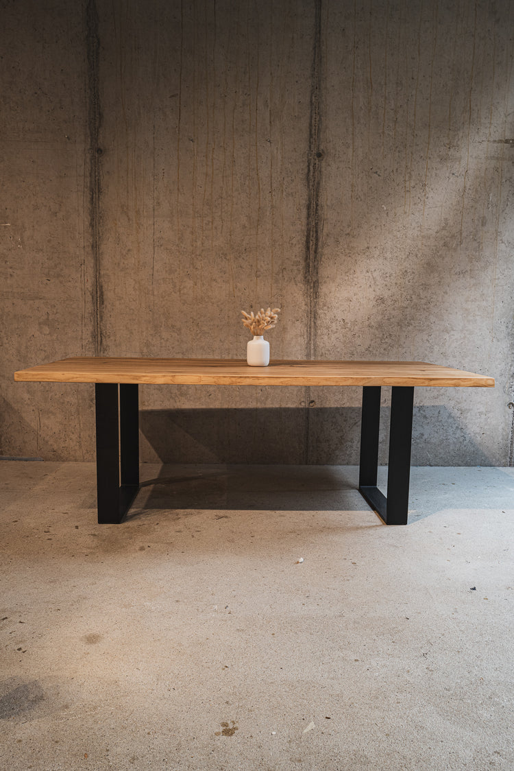 Esstisch Massivholz Eiche mit natürlicher Baumkante | Massivholztisch aus Eichenholz mit Naturkante | Maße 200x100cm