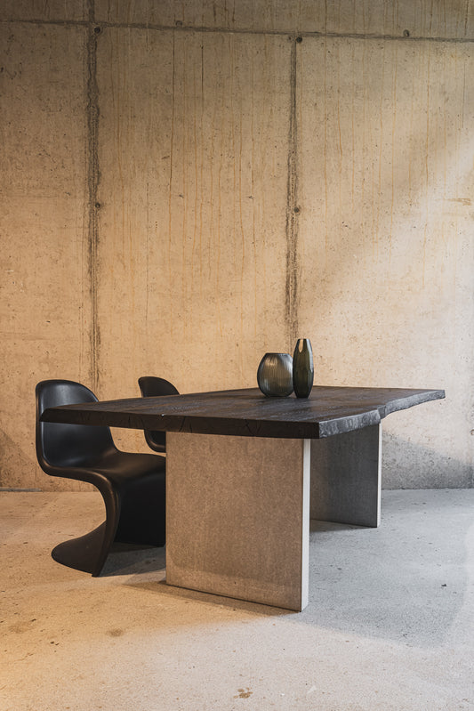 Tisch geköhlt | Esstisch schwarz geflammt | Massivholztisch geköhlt Holzwerk Hamburg