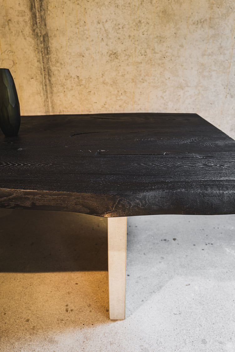Tisch geköhlt | Esstisch schwarz geflammt | Massivholztisch geköhlt Holzwerk Hamburg