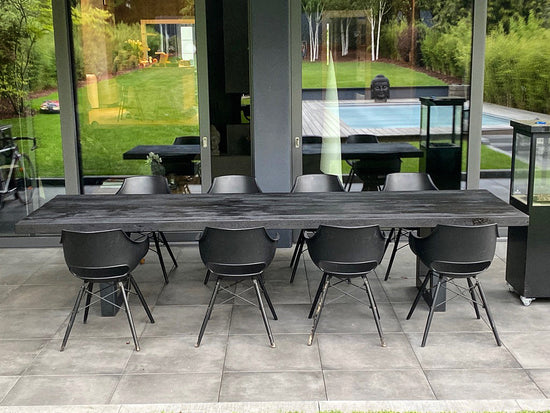 Schwarzer Outdoortisch aus Massivholz | Holzwerk Hamburg