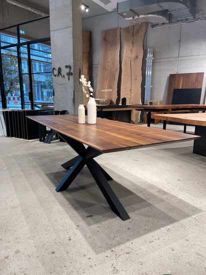 Filigraner Tisch aus Nussholz mit Stahlgestell | Holzwerk Hamburg