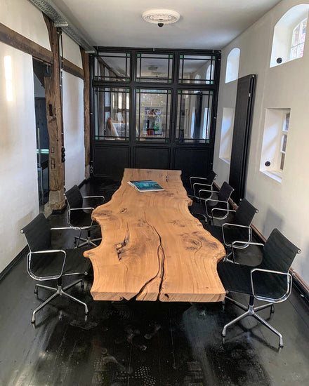 Konferenztisch aus einem Stück Massivholz | Holzwerk Hamburg