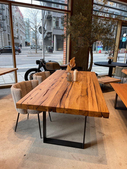 Altholztisch Eiche Rustikal | Tischgestell aus schwarzem Stahl | Holzwerk Hamburg