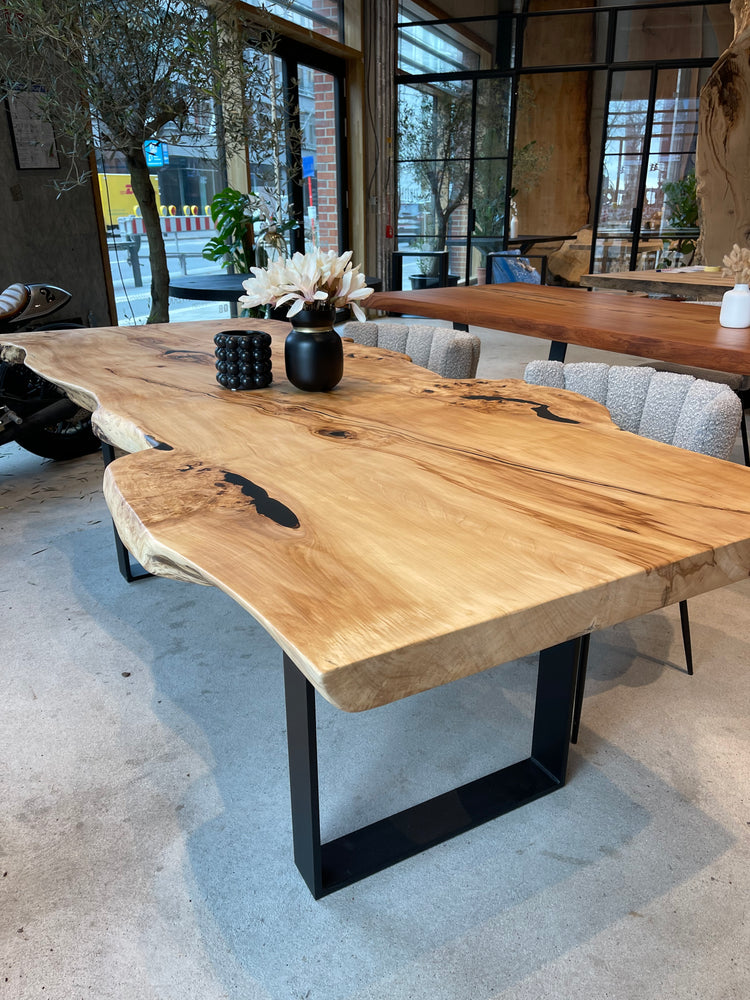 Massivholztisch aus Kastanienholz aus einem Stück mit natürlicher Baumkante | Holzwerk Hamburg