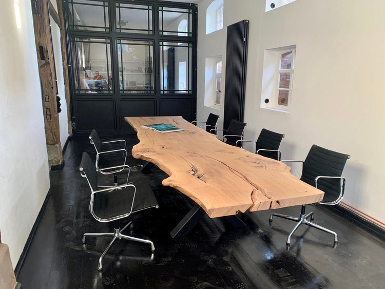 Konferenztisch aus einem Stück Massivholz | Holzwerk Hamburg