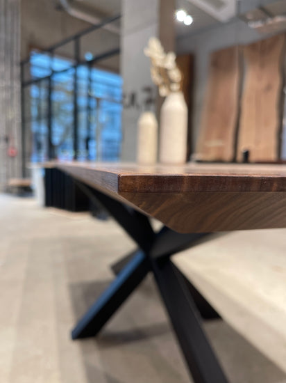 Filigraner Tisch aus Nussholz mit Stahlgestell | Holzwerk Hamburg