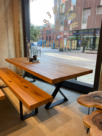 Esstisch massiv Eichenholz | Schwarzes Tischgestell | Tischplatte aus Eichenholz rustikal | Holzwerk Hamburg 
