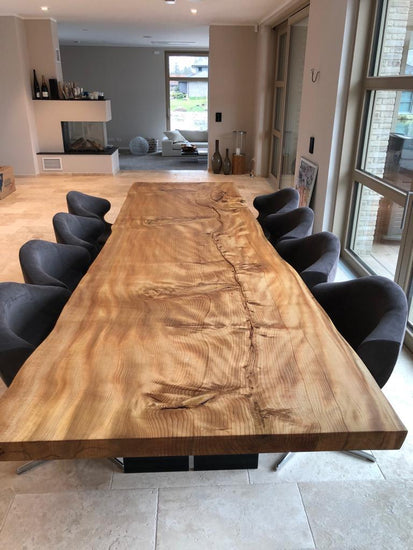 Baumtisch aus einem Stück Zeder | Tischgestell als Stahlwangen in Rohstahl | Holzwerk Hamburg