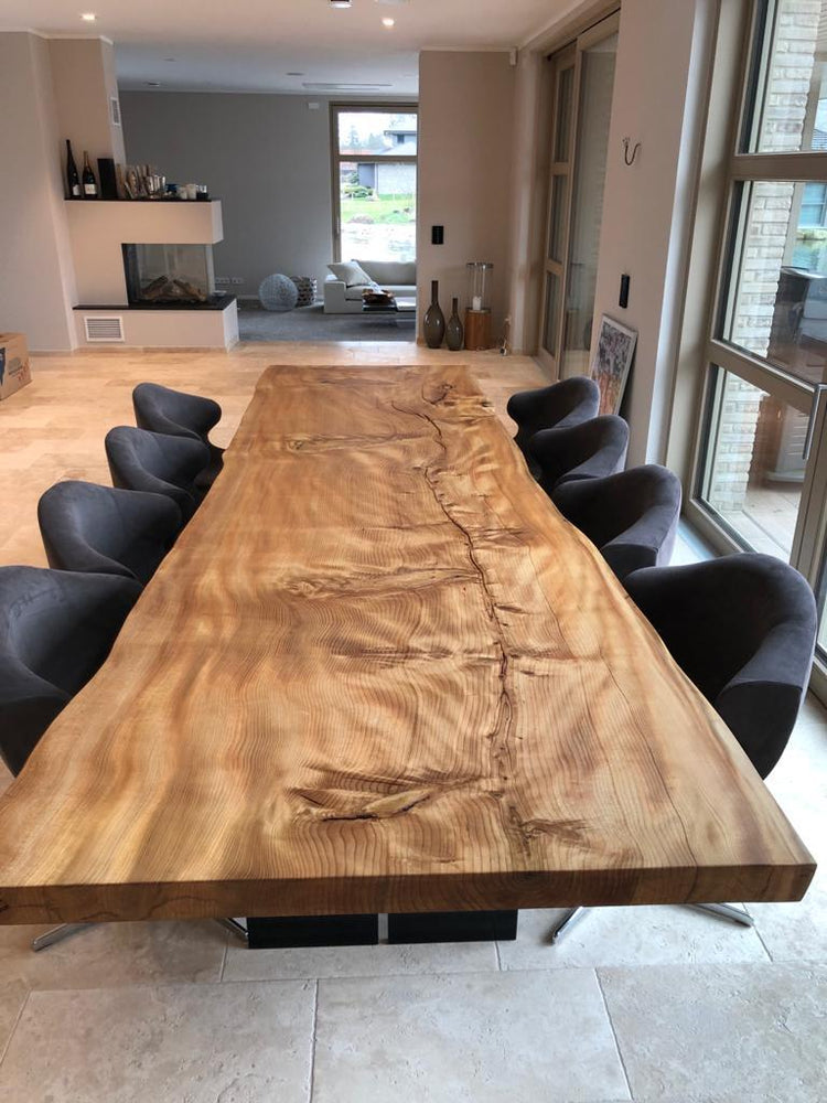 Baumtisch aus einem Stück Zeder | Tischgestell als Stahlwangen in Rohstahl | Holzwerk Hamburg