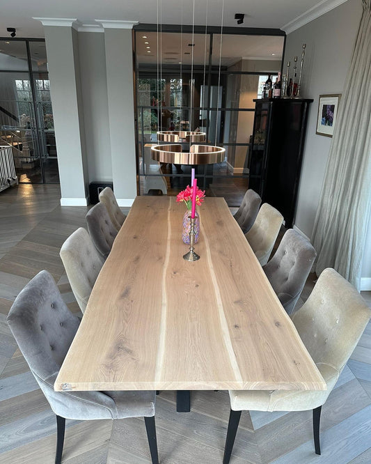 Moderner Holztisch mit Naturkante | Zentrales Tischgestell aus Stahl | Holzwerk Hamburg
