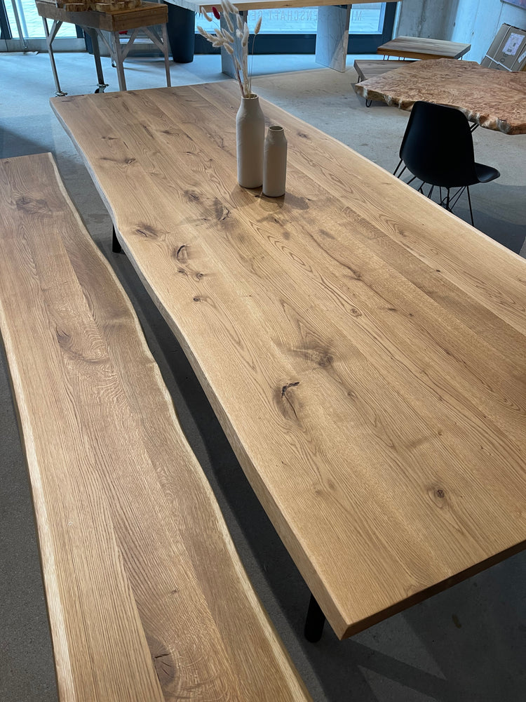 Massivholztisch aus Eichenholz mit natürlicher Baumkante | Esstisch Eiche massiv | Eichentisch mit Naturkante | Holzwerk Hamburg