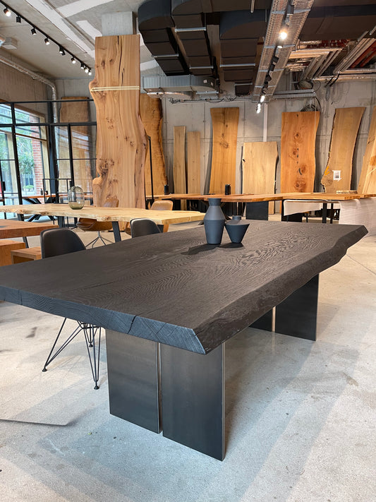 Schwarzer Unikattisch aus Eiche auf Massivem Stahlgestell | Schwarzer Designer-Tisch | Holzwerk Hamburg