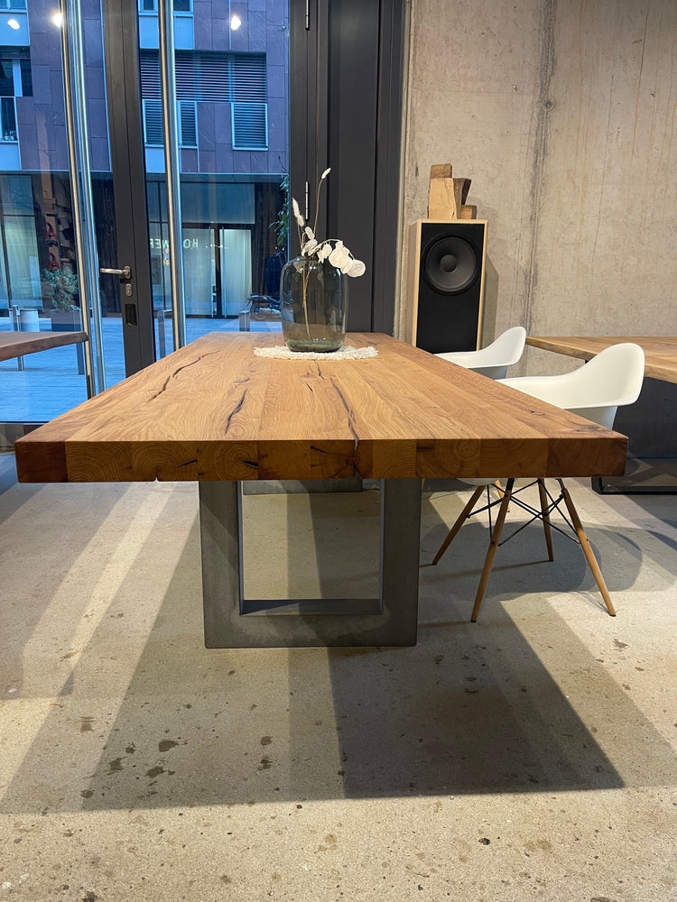 Holztisch nach Maß mit Gestell aus Beton | Holzwerk Hamburg 