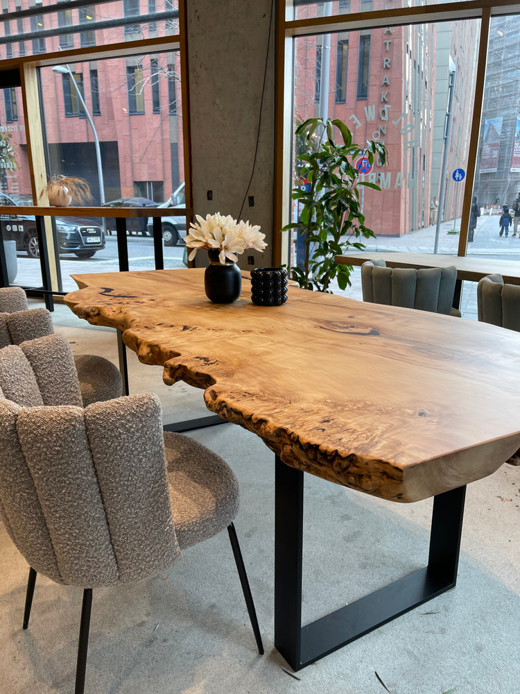 Massivholztisch aus Kastanienholz aus einem Stück mit natürlicher Baumkante | Holzwerk Hamburg