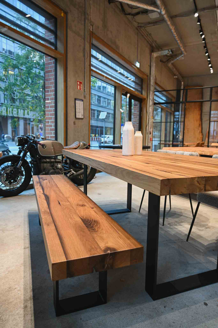 Altholztisch Eiche Rustikal | Tischgestell aus schwarzem Stahl | Holzwerk Hamburg