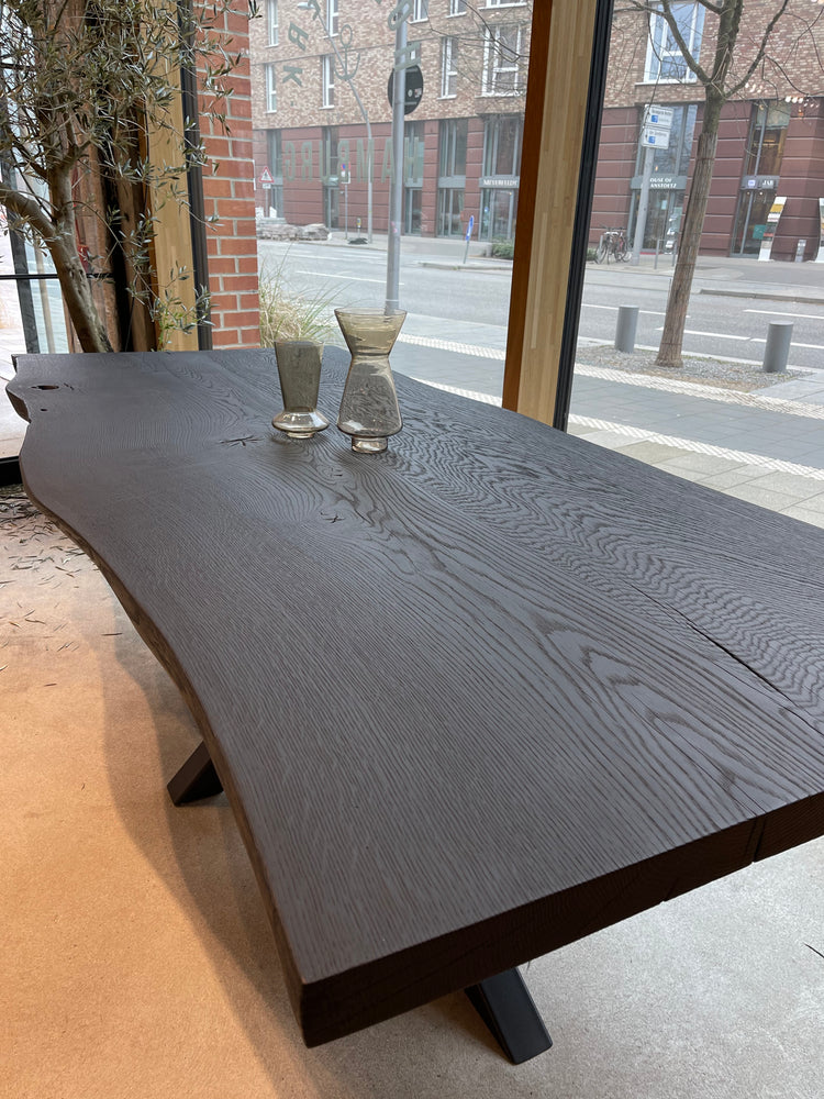 Holztisch Eiche geköhlt | Massivholztisch geköhlt | Tischplatte schwarz | Holzwerk Hamburg