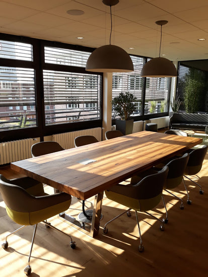 Konferenztisch aus Altholz | Holzwerk Hamburg
