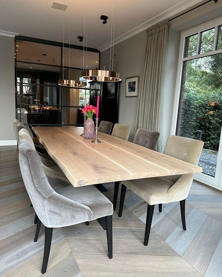 Moderner Holztisch mit Naturkante | Zentrales Tischgestell aus Stahl | Holzwerk Hamburg 