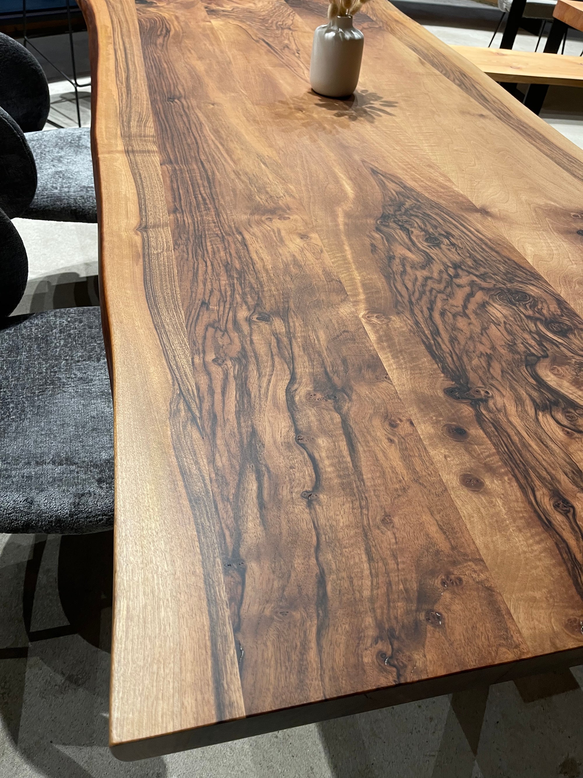 Nussbaumtisch Naturkante | Tischgestell weißer Stein | Holzwerk Hamburg
