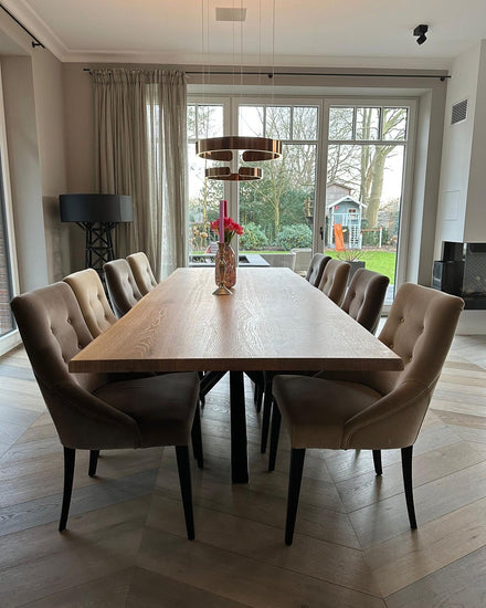 Moderner Holztisch mit Naturkante | Zentrales Tischgestell aus Stahl | Holzwerk Hamburg