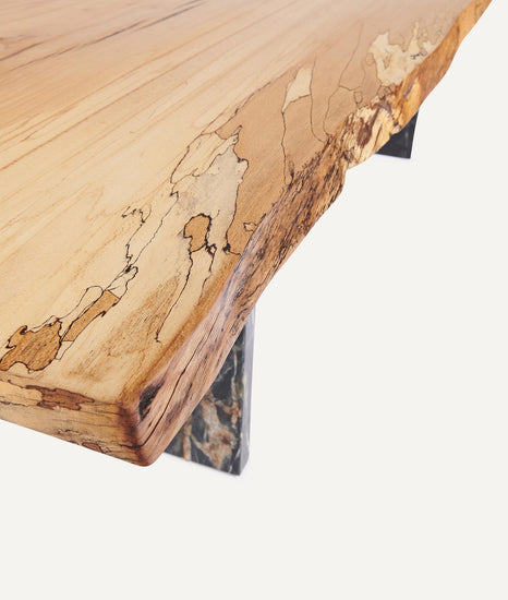Holztisch mit Tischgestell aus Naturstein