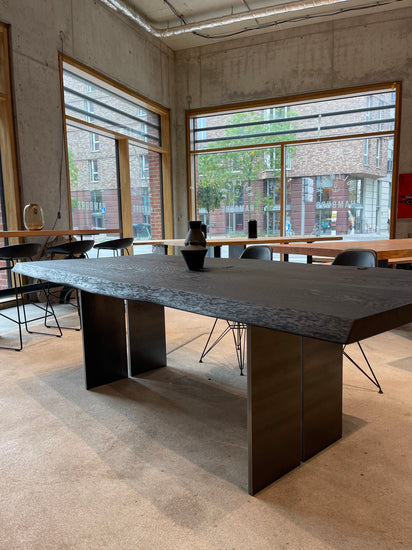 Schwarzer Unikattisch aus Eiche auf Massivem Stahlgestell | Schwarzer Designer-Tisch | Holzwerk Hamburg