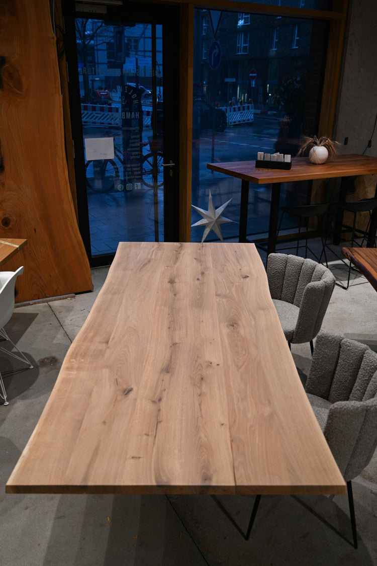 Heller Tisch aus Eiche mit Naturkante | Zentrales Tischgestell | Holzwerk Hamburg