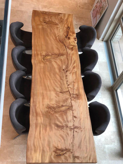 Baumtisch aus einem Stück Zeder | Massives Tischgestell aus Stahl | Holzwerk Hamburg