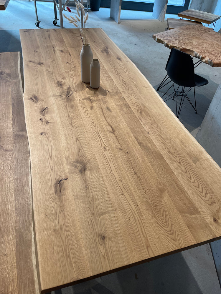 Massivholztisch aus Eichenholz mit natürlicher Baumkante | Esstisch Eiche massiv | Eichentisch mit Naturkante | Holzwerk Hamburg