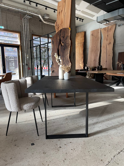 Massivholz Tisch schwarz | schwarzer Eichentisch geköhlt | Holzwerk Hamburg