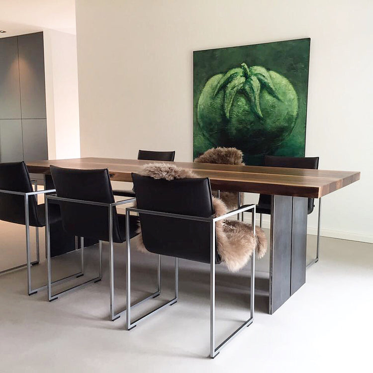 Esstisch aus Nussbaum mit Natürlicher Baumkante und Tischgestell aus massivem Stahl | Holzwerk Hamburg