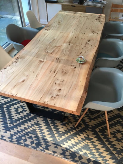 Ruhiger Baumtisch aus Ulme | Holzwerk Hamburg