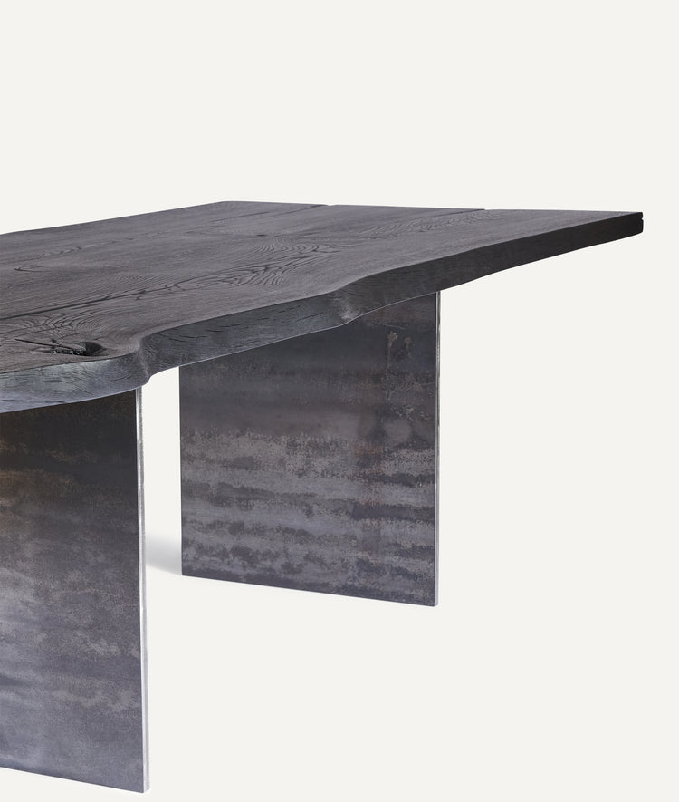 Schwarzer Baumtisch aus einem Stück Eiche | Holzwerk Hamburg  Alt-Text bearbeiten