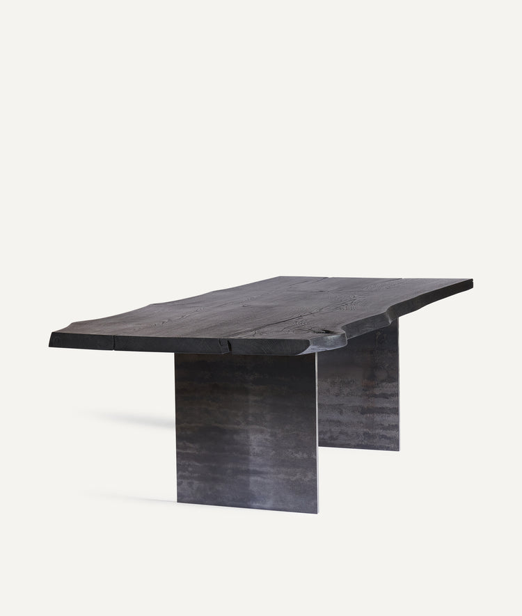 Schwarzer Baumtisch aus einem Stück Eiche | Holzwerk Hamburg